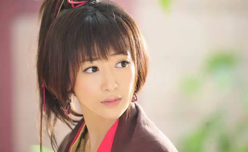 位跟在张无忌身边转悠的小丫头,那边是小昭,这个角色当时由陈秀丽饰演