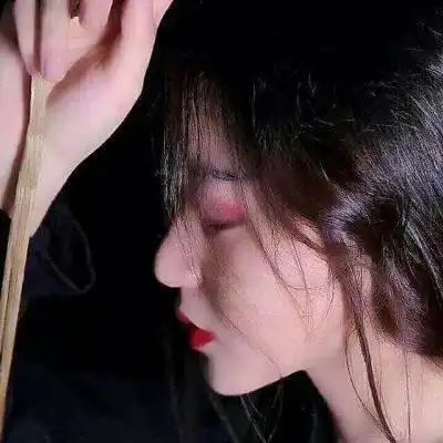 女生痛到心碎的头像女生伤心崩溃要疯的qq头像