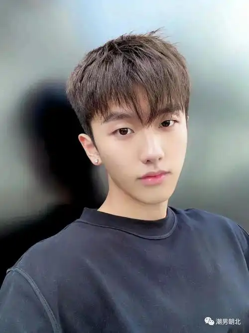 "两边推短,中间不动",2023年男生发型这样剪太帅了!