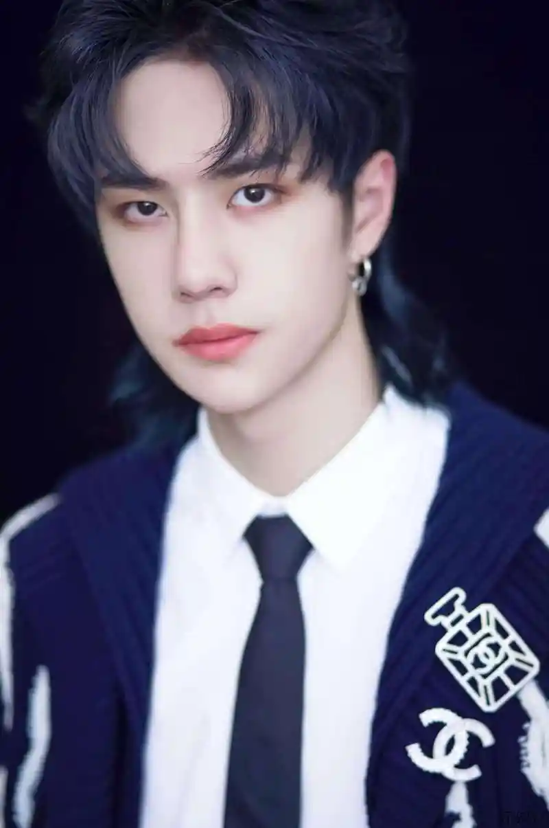 有种"整容"叫王一博留长发,当他长发照片曝光后,竟比肖战还帅