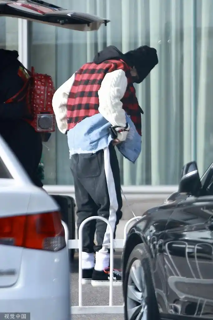 组图:吴亦凡戴黑帽子袜子外露潮范足 边走边整理衣服萌又帅