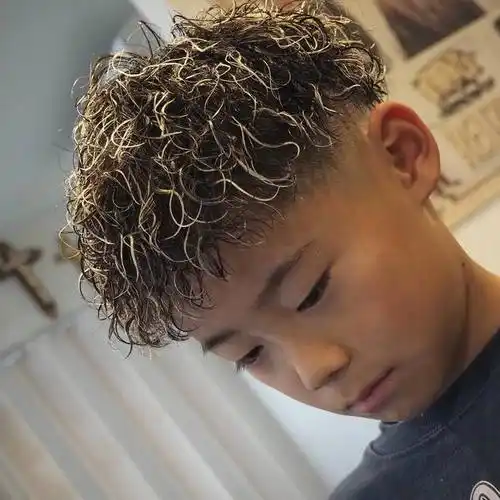 2024夏季小男孩发型来了,两侧铲短很百变,剪完真帅气