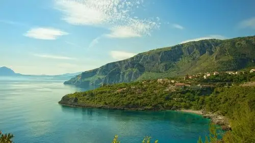 惊人的意大利海岸绿岛小镇壁纸