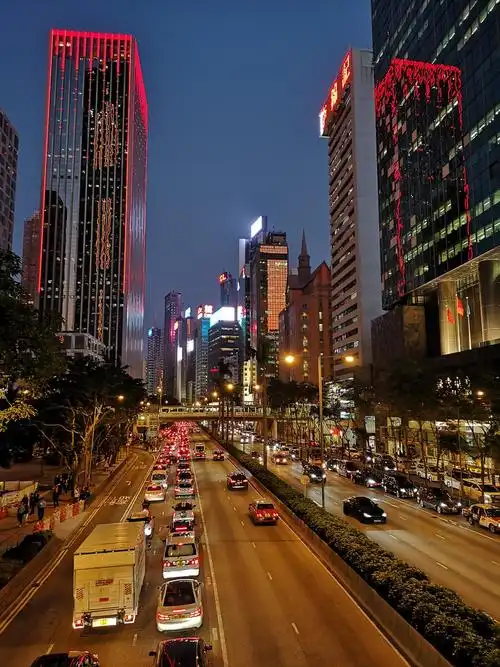 湾仔之夜香港湾仔会展中心步行回铜锣湾的天桥上华灯初上