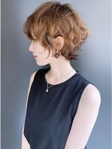 女士短发不论怎么剪最百变时尚还是纹理烫蓬松自然不夸张