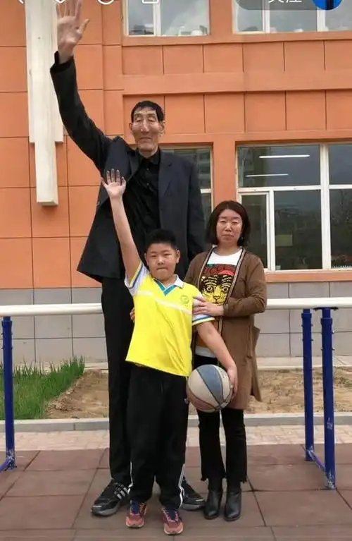 巨人鲍喜顺现状:儿子8岁身高1米6,妻子坦言生活不方便!