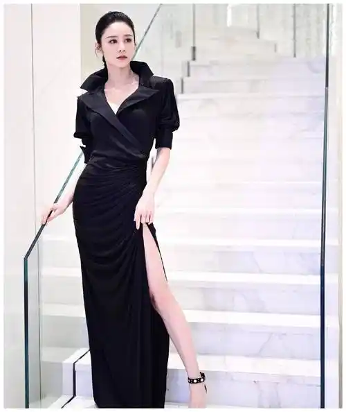 原创林峯小17岁娇妻张馨月婚后更奔放高开叉长裙秀美腿真是95后