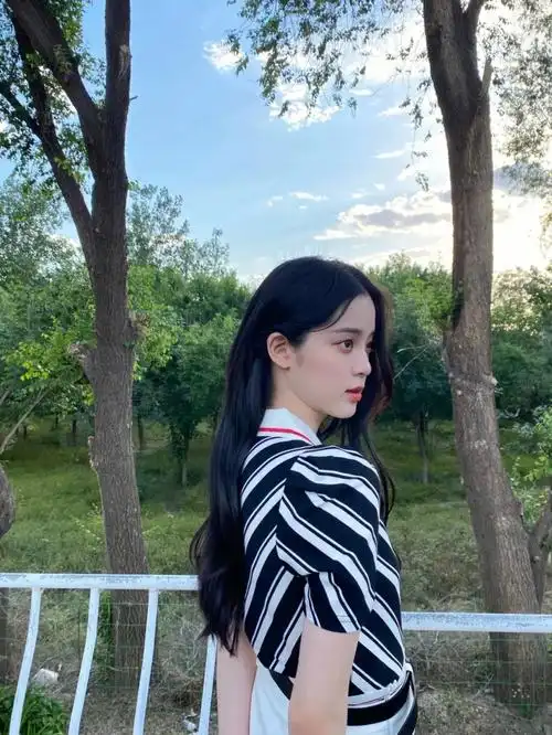 欧阳娜娜完蛋有点小累活着靠你了宝,最近怎么都是品牌和官宣,来点vlog