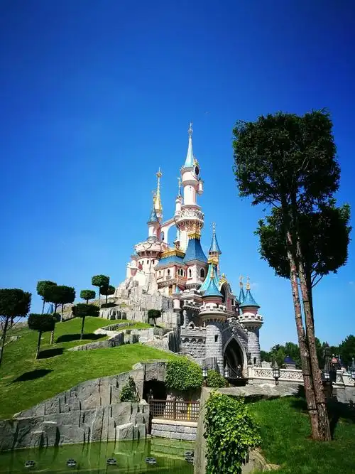 据说巴黎迪士尼乐园是最美的游乐园各式过山车让你玩个过瘾不用担心