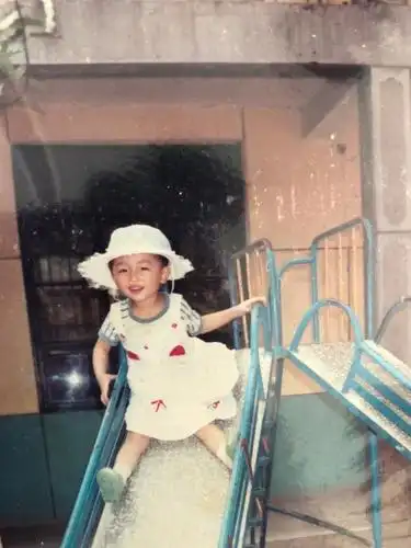 周冬雨晒童年珍贵旧照,呆萌可爱酷似男孩,活泼灿烂判若两人