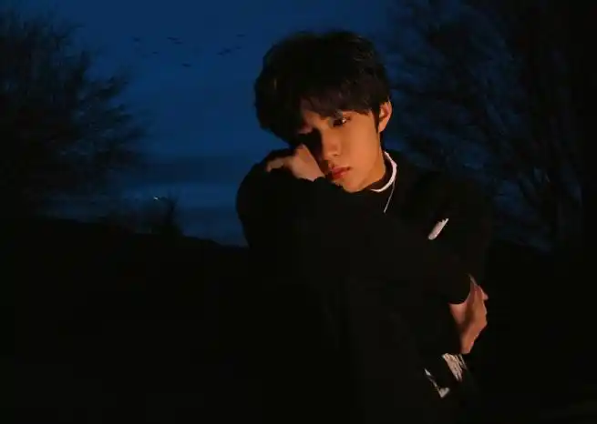 时代少年团-刘耀文新歌「last night」写真图集,海边 傍晚 篝火