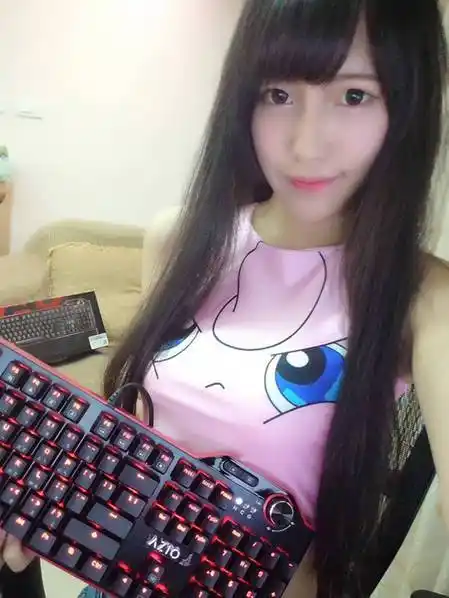 18岁电竞美女玩转英雄联盟走红网络