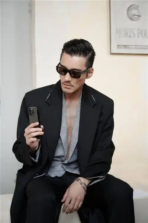 胡兵巴黎时装周52岁生图超绝惊艳众人 演绎东方荷尔蒙_纪梵希_黑色