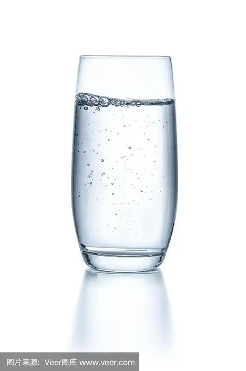 白底上有水的玻璃杯