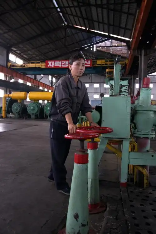 朝鲜视觉:实拍在国营工厂里上班的朝鲜女员工!