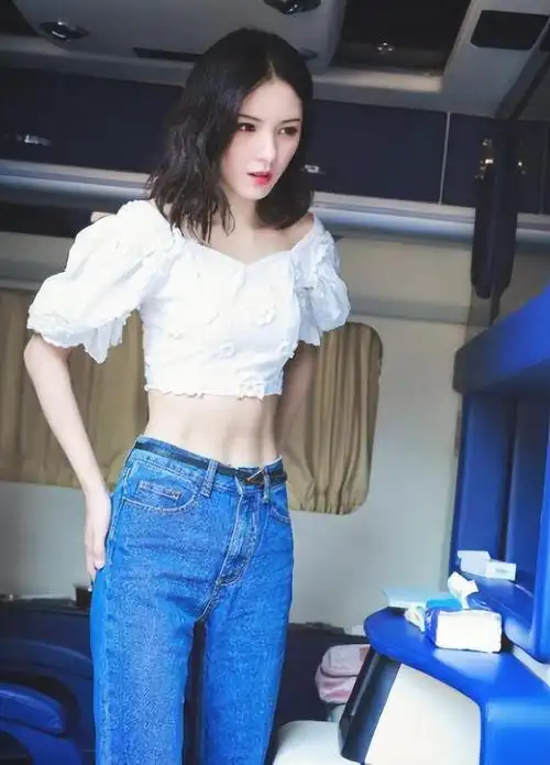 31岁女演员张予曦晒健身照细腰翘臀四肢纤瘦被赞好身材