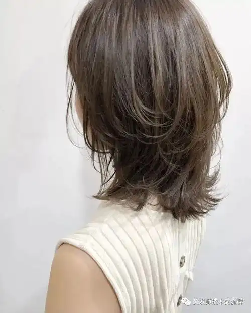 增加了很多流行的元素,非常修饰脸型,这款流行发型搭配随意的碎发刘海