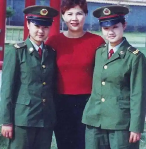 当年在阅兵仪式上"红遍中国"的双胞胎姐妹花,后来咋样了?