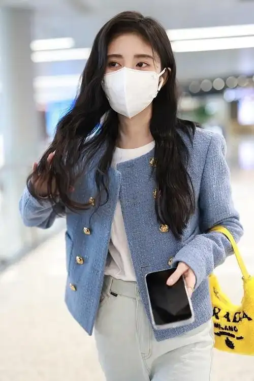 鞠婧祎个子不高时尚感挺强小香风外套配白t小个子快跟着学