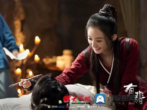 赵丽颖晒有翡杀青照长刀在手侠气十足