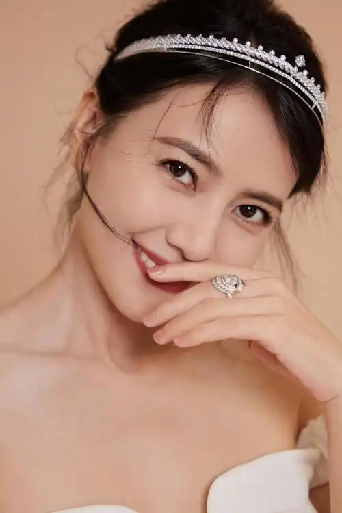 高圆圆出席尚美chaumet巴黎tiaradream展览开幕活动