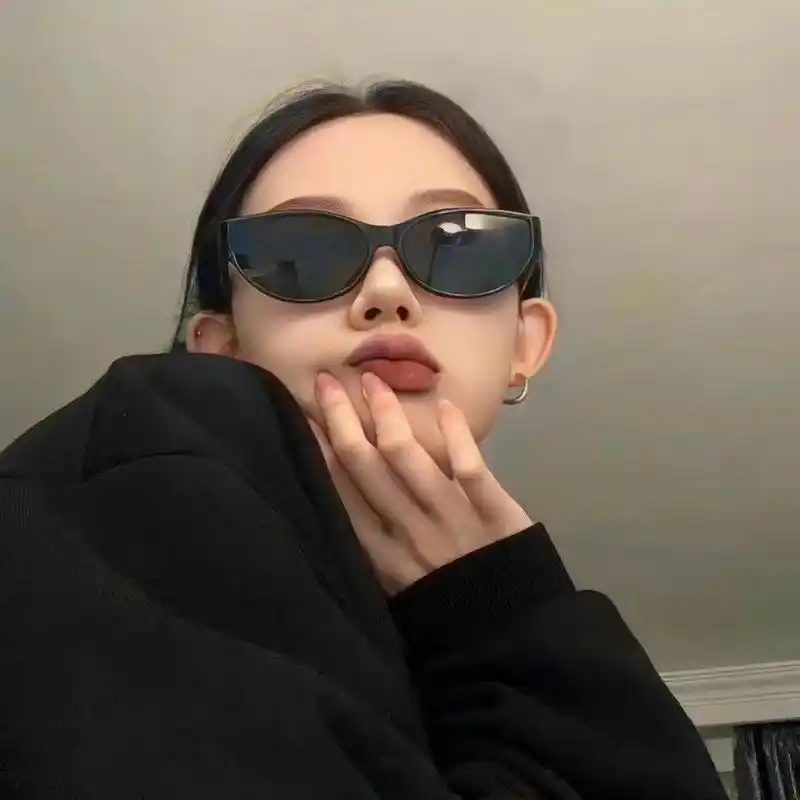 又拽又酷的女生头像