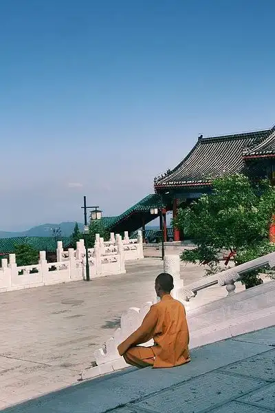 爬到半山腰,观天门山寺的和尚打坐的背影.