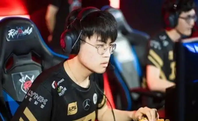 lolig输了姿态痛哭态度跟王校长高下立判真情和利益