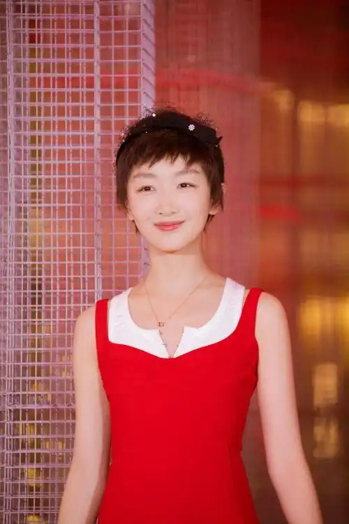 蓄一个周冬雨这样的短发可好?瞬间减龄到未成年