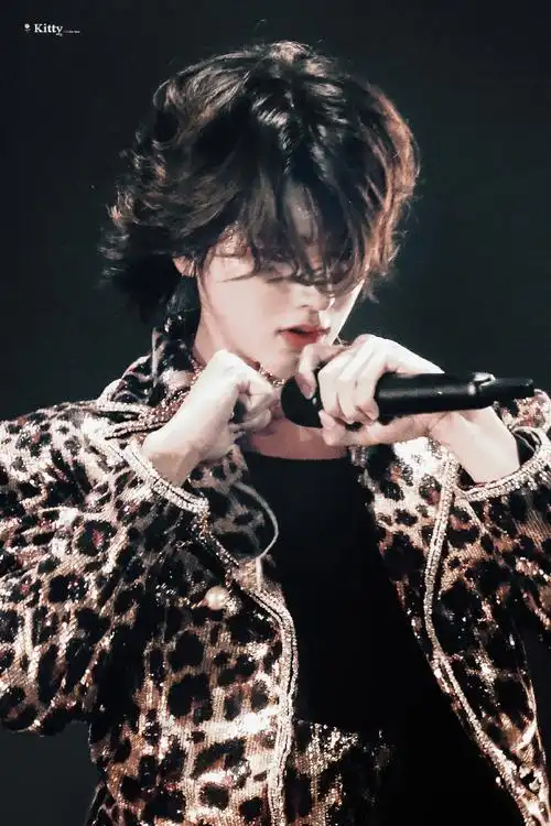 舞台上的蔡徐坤好喜欢啊!