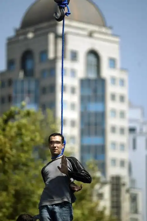 实拍伊朗公开执行绞刑现场多妇女儿童