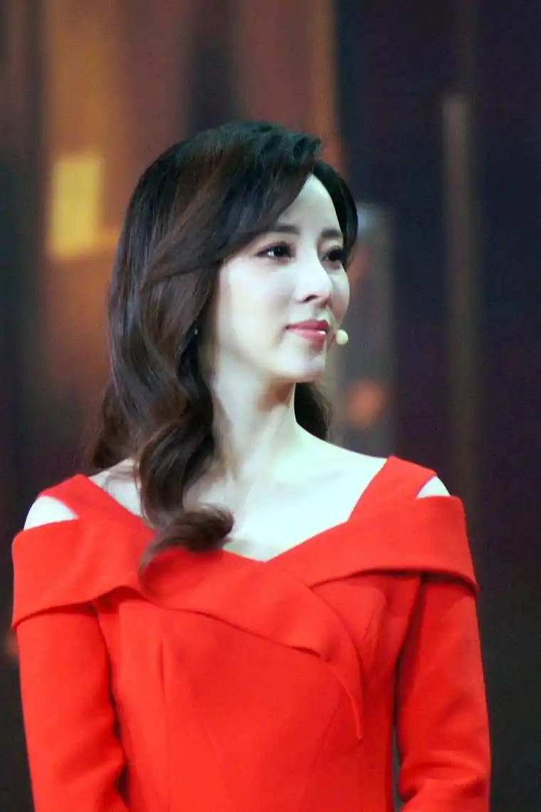 央视主持李思思造型真美!裹红裙秒杀女明星