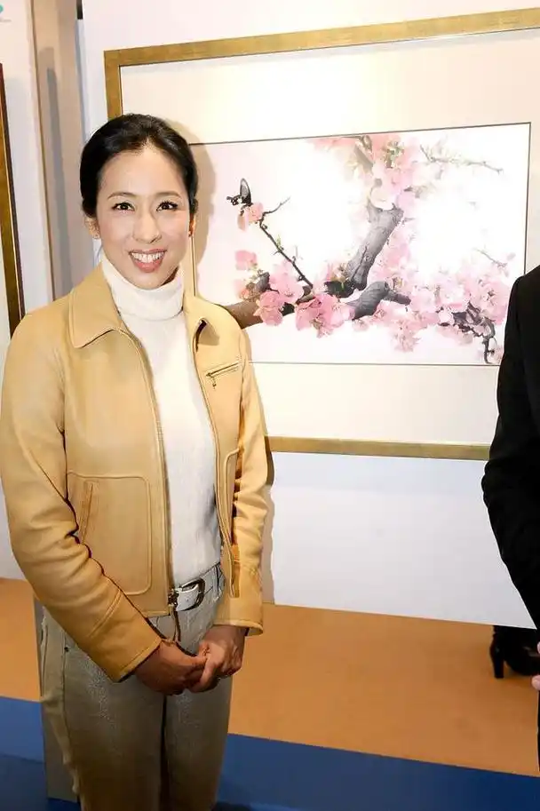 朱玲玲美得真自信穿米黄皮夹克配高领衫用珠光裤束腰好年轻