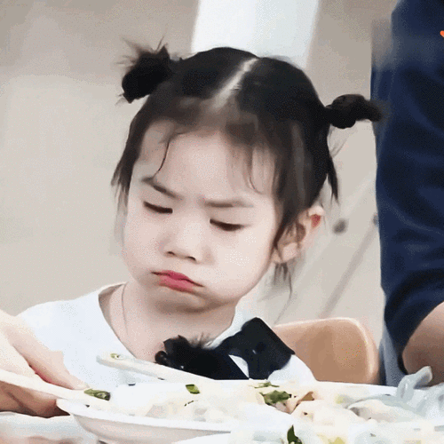 戚薇扎双丸子头我仿佛看到了lucky长大的样子