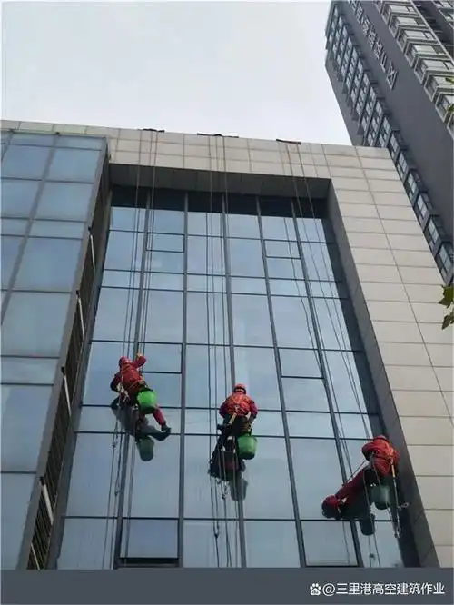 大楼外墙玻璃清洗方法