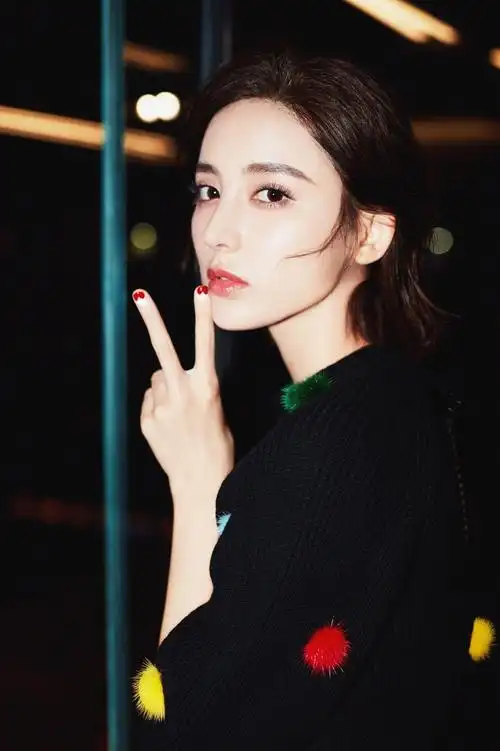 娜扎着装优雅时尚 托腮手指镜头甜笑尽显俏皮