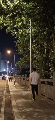 父爱是陪伴,为了让我锻炼身体,爸爸大晚上陪我走路和跑步