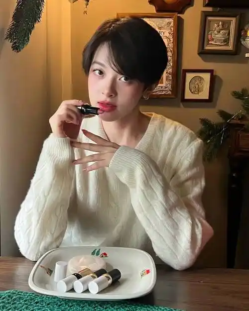 女士发型千千万,我最爱露耳微分刘海短发,时尚好看很迷人