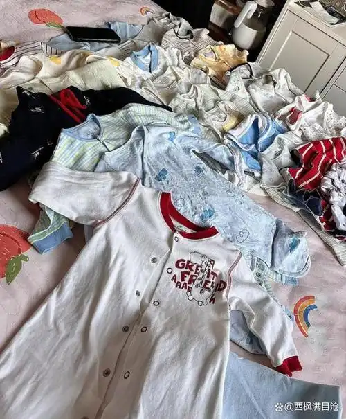 同事的女儿出生后,收到了朋友送来的一大包旧衣服.