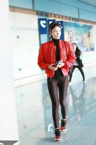 张蓝心这身"黑配黄"搭配"土气外露",凭长腿小蛮腰压住了场面