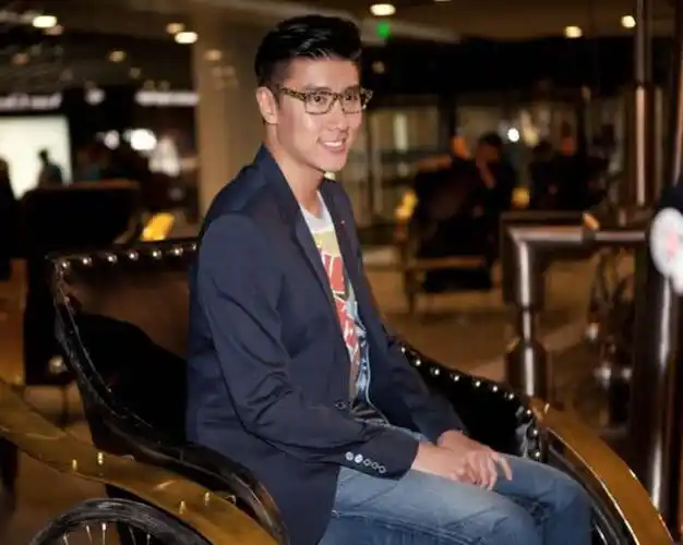 陈慧琳弟弟陈司翰近照,因此事淡出娱乐圈,只好回家继承亿万家产