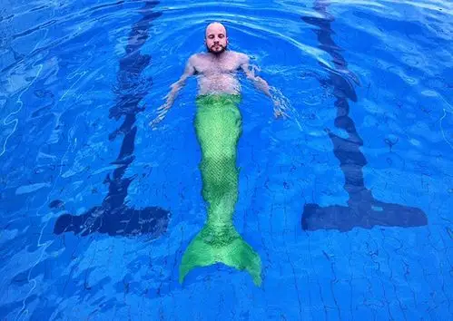 澳大利亚男子戴"鱼尾"变身儿时偶像美人鱼(组图)