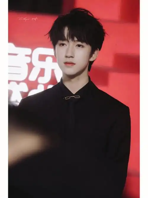 来的,每天最晚下班最早上班,学到凌晨还在学,所以哪里有什么欧皇降霖