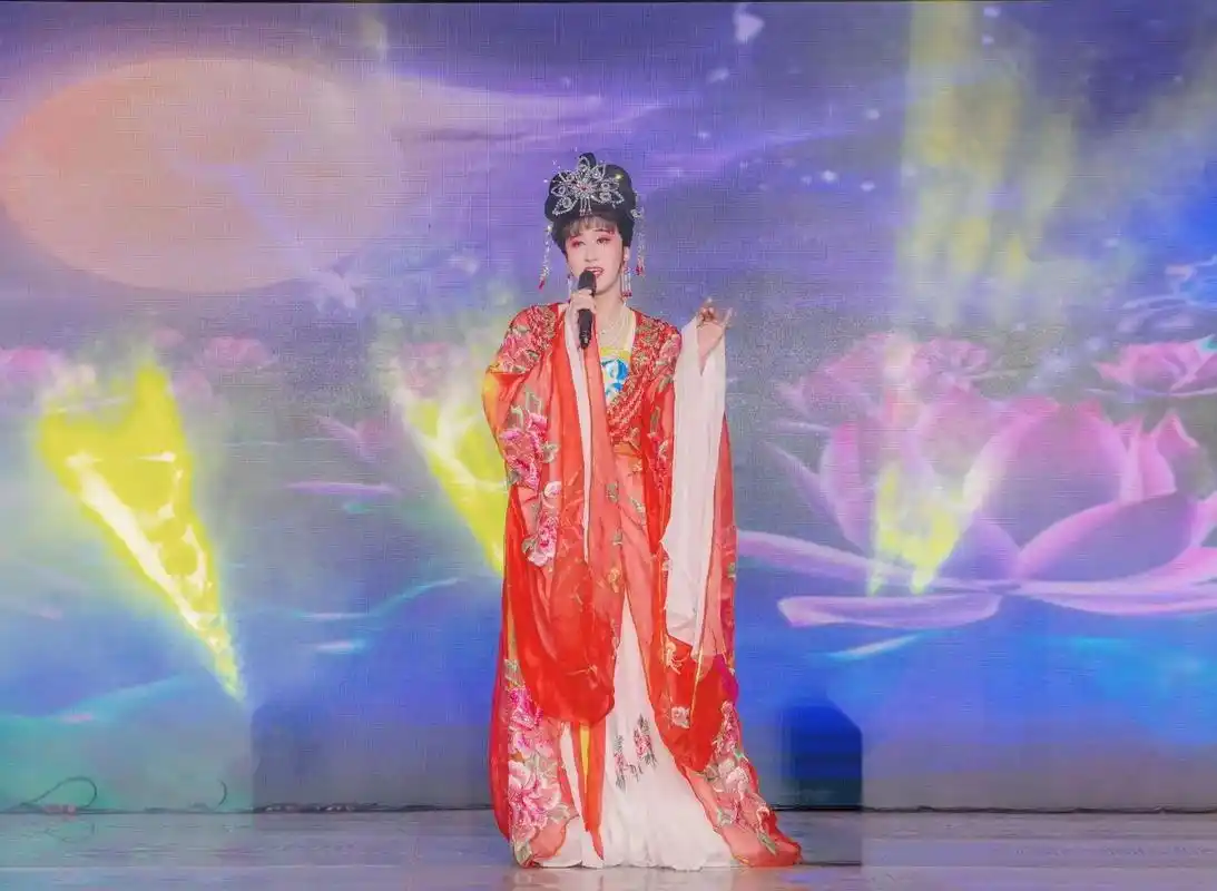 舞台上绽放自我.#男扮女装 #反串 #反串歌手 - 抖音