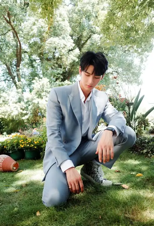 黄俊捷蓝色西服帅气图片写真33