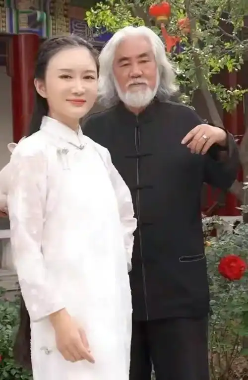 70岁张纪中与小31岁娇妻秀恩爱 一头扑进妻子怀中