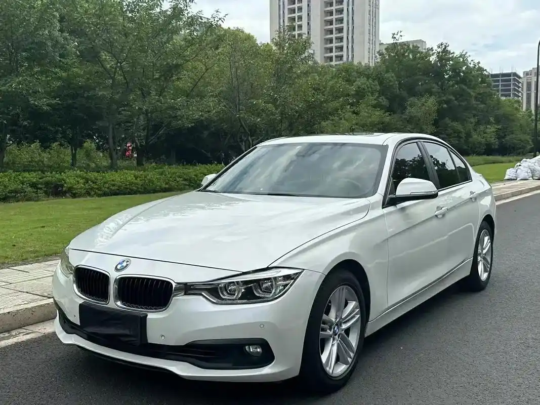 宝马320.16年5月上牌,宝马 320i 时尚型,白色外观 - 抖音