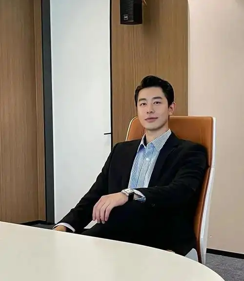 40岁的中年帅气大叔单月涨粉百万打破大家对中年油腻的固有印象