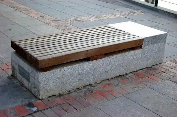 条形木贴面石头坐凳