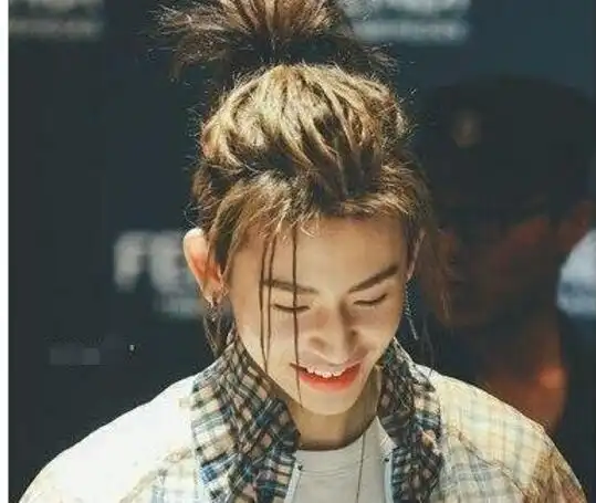 男生后面扎辫子发型